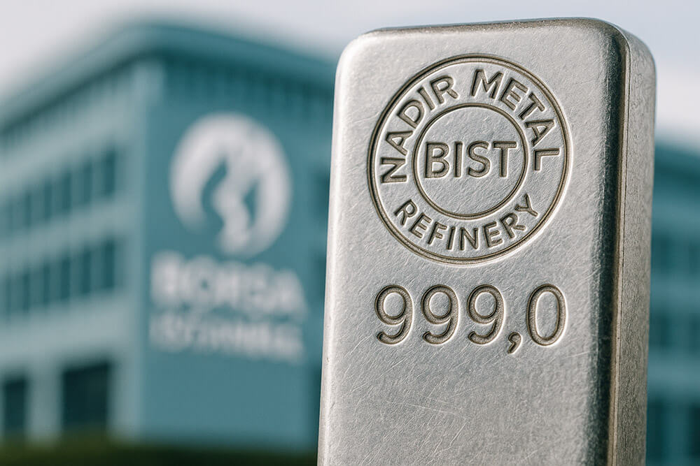 تصویر نزدیک از یک شمش نقره با مهر پالایشگاه معتبر و نشان خلوص